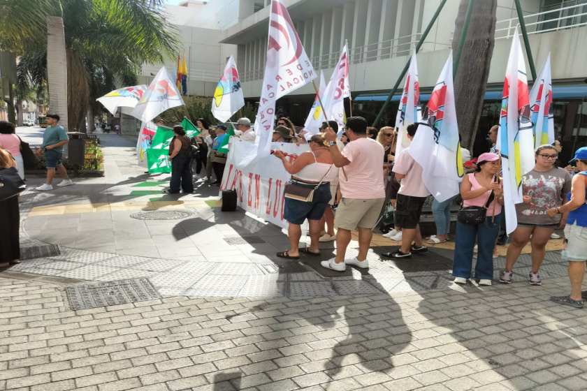 El FSOC se concentra ante el Cabildo de Gran Canaria por la falta de personal en la Residencia de Taliarte