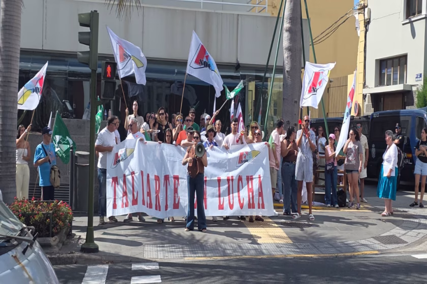 El FSOC se concentra ante el Cabildo de Gran Canaria por la falta de personal en la Residencia de Taliarte