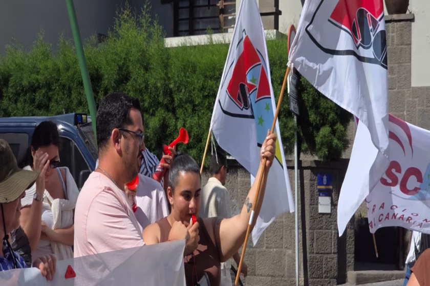 El FSOC se concentra ante el Cabildo de Gran Canaria por la falta de personal en la Residencia de Taliarte