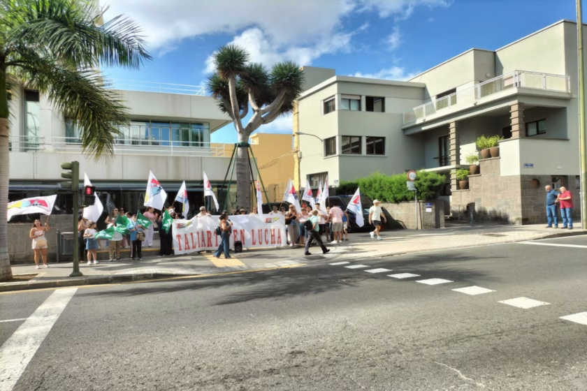 El FSOC se concentra ante el Cabildo de Gran Canaria por la falta de personal en la Residencia de Taliarte
